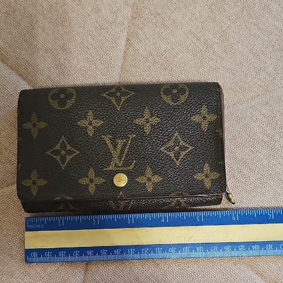Louis Vuitton Black and Gold Monogram Wallet - Picture 2 of 14